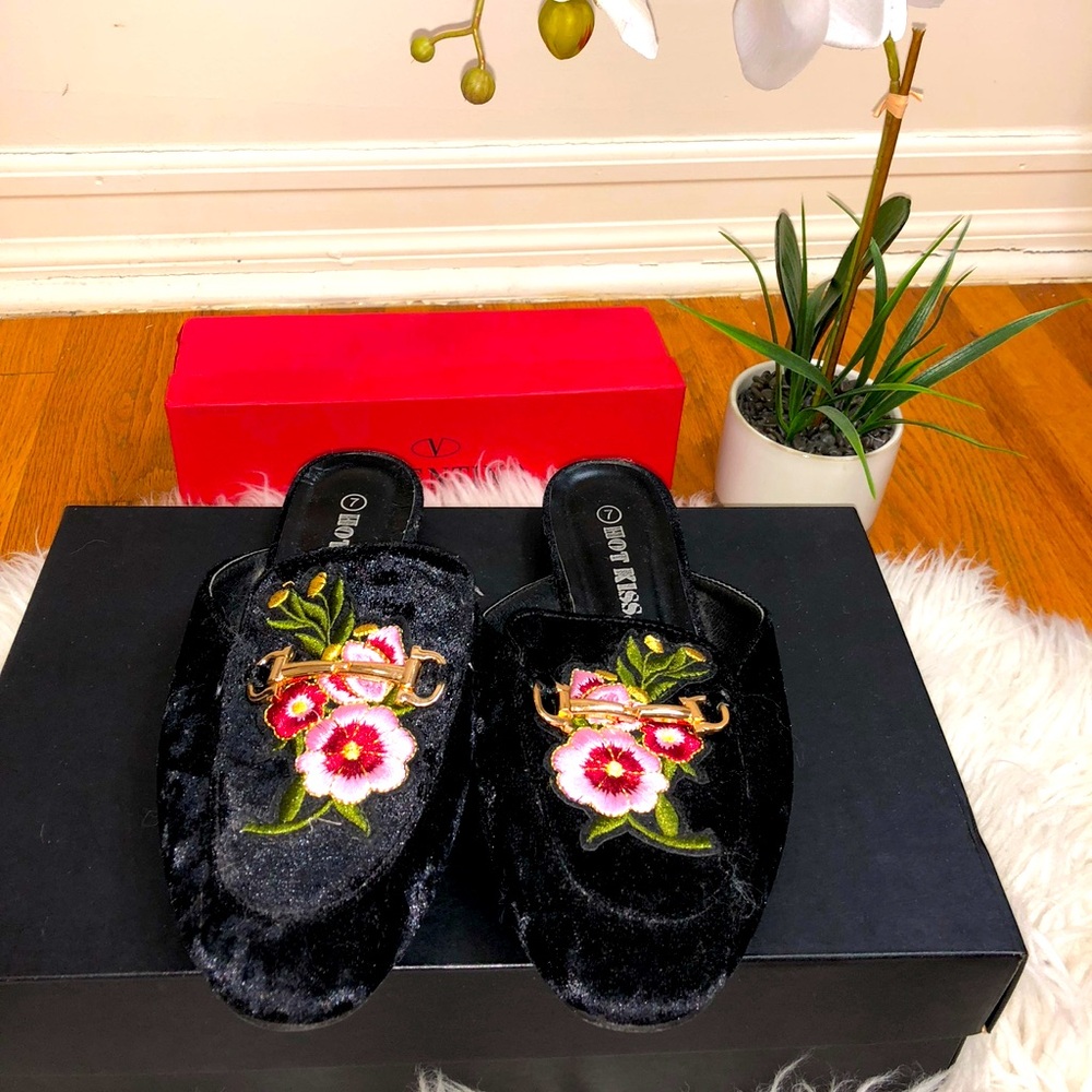 Elegant Black Floral Embroidered Women's Mules
